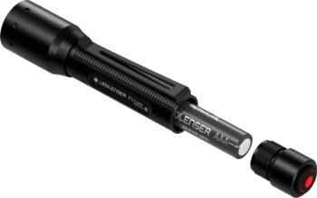 Ledlenser P3 Core zaklamp met verwijderde achterkant en zichtbare AAA-batterij